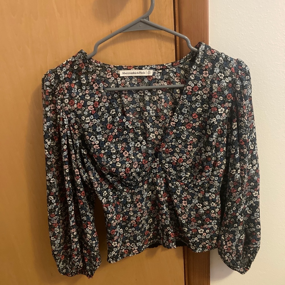 Abercrombie & Fitch Long sleeve floral top with balloon sleeves